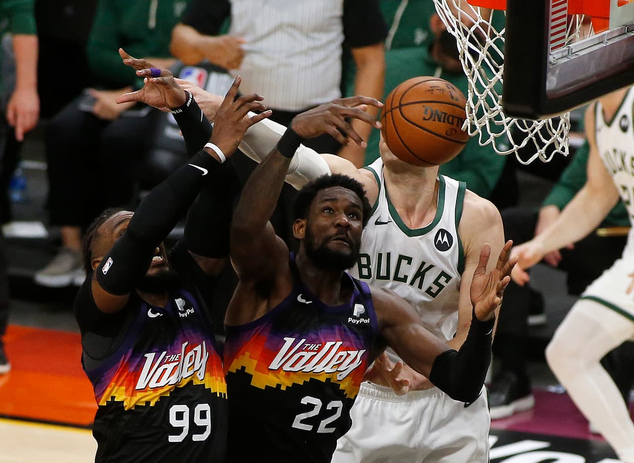 El juego se tornó un poco ríspido en el tercer cuarto. Ambas defensas ajustaron y los puntos fueron pocos antes del periodo decisivo.