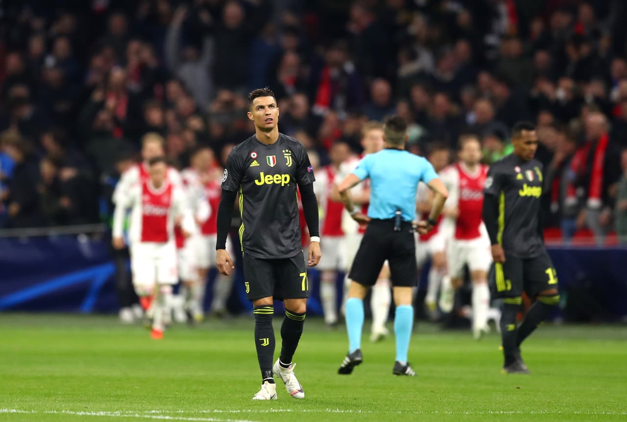 Cristiano Ronaldo sufrió la frustración del gol en contra de su equipo en apenas el primer minuto de juego del segundo tiempo para el empate 1-1.