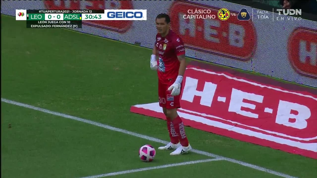 ¡TIRO ATAJADO! disparo por Facundo Waller.