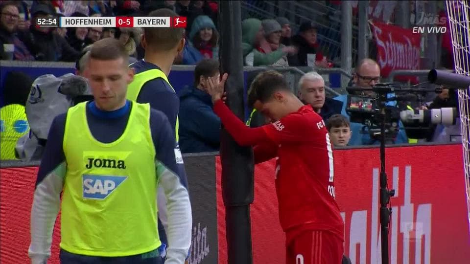 Tiro desviado de Philippe Coutinho