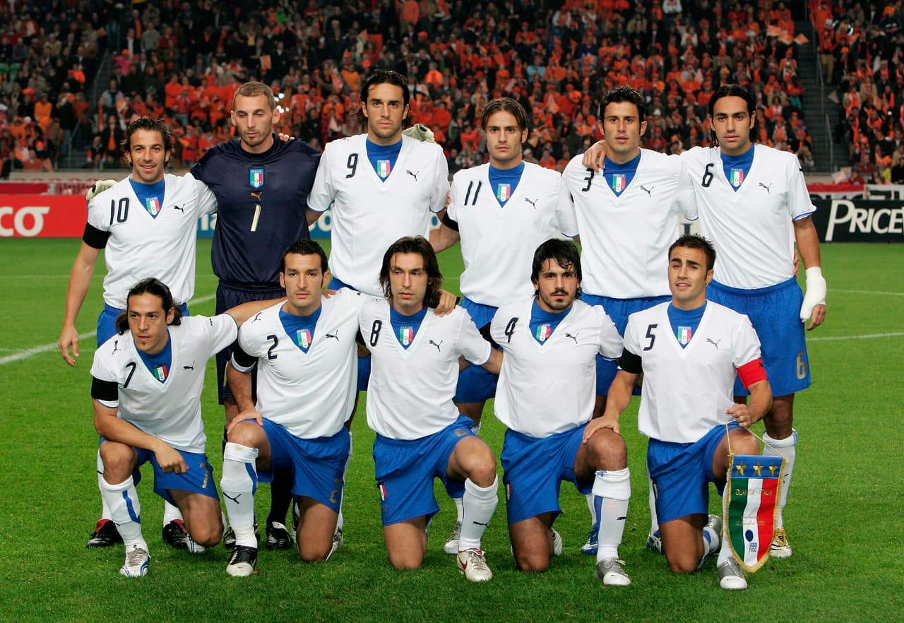 La federación llamó a Marcello Lippi, de la Juventus,
<b>quien confió en jugadores del Palermo como el propio Grosso y Luca Toni.</b>