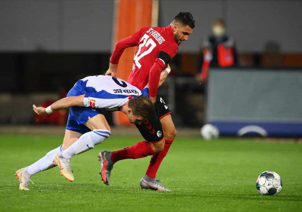 Con goles de grifo y Petersen el Freiburg vence 2-1 al Hertha Berlin y sigue soñando con la Europa League.