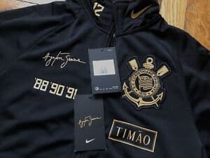 Acompañada de la indumentaria deportiva como la sudadera que lleva su firma y los años en los que ganó el Campeonato Mundial de F1.