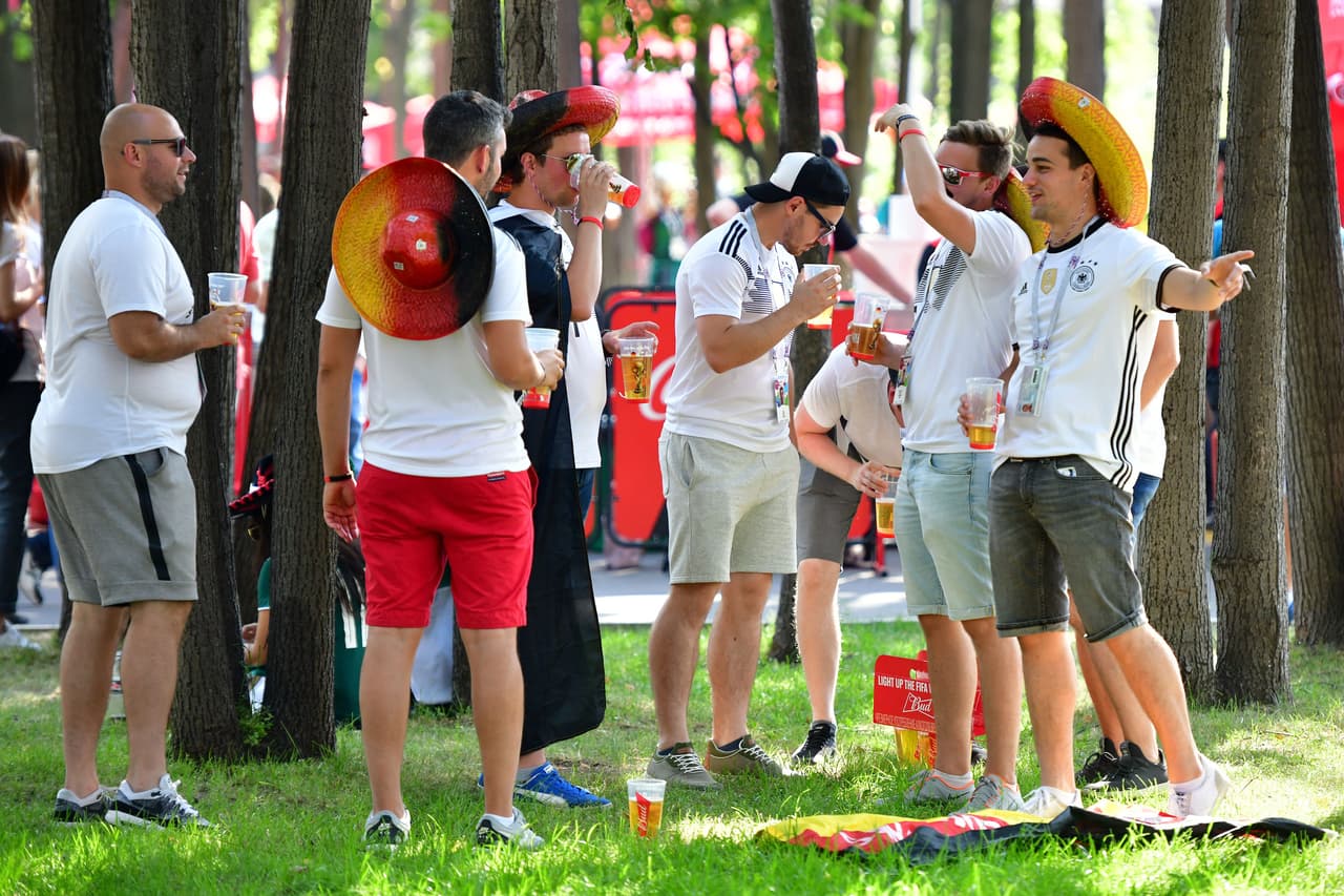 Los fanáticos de México sobresalieron frente a los de Alemania por sus atuendos, que entre sombreros, pinturas y demás, sin duda fueron más llamativos en medio del debut del grupo F del Mundial.