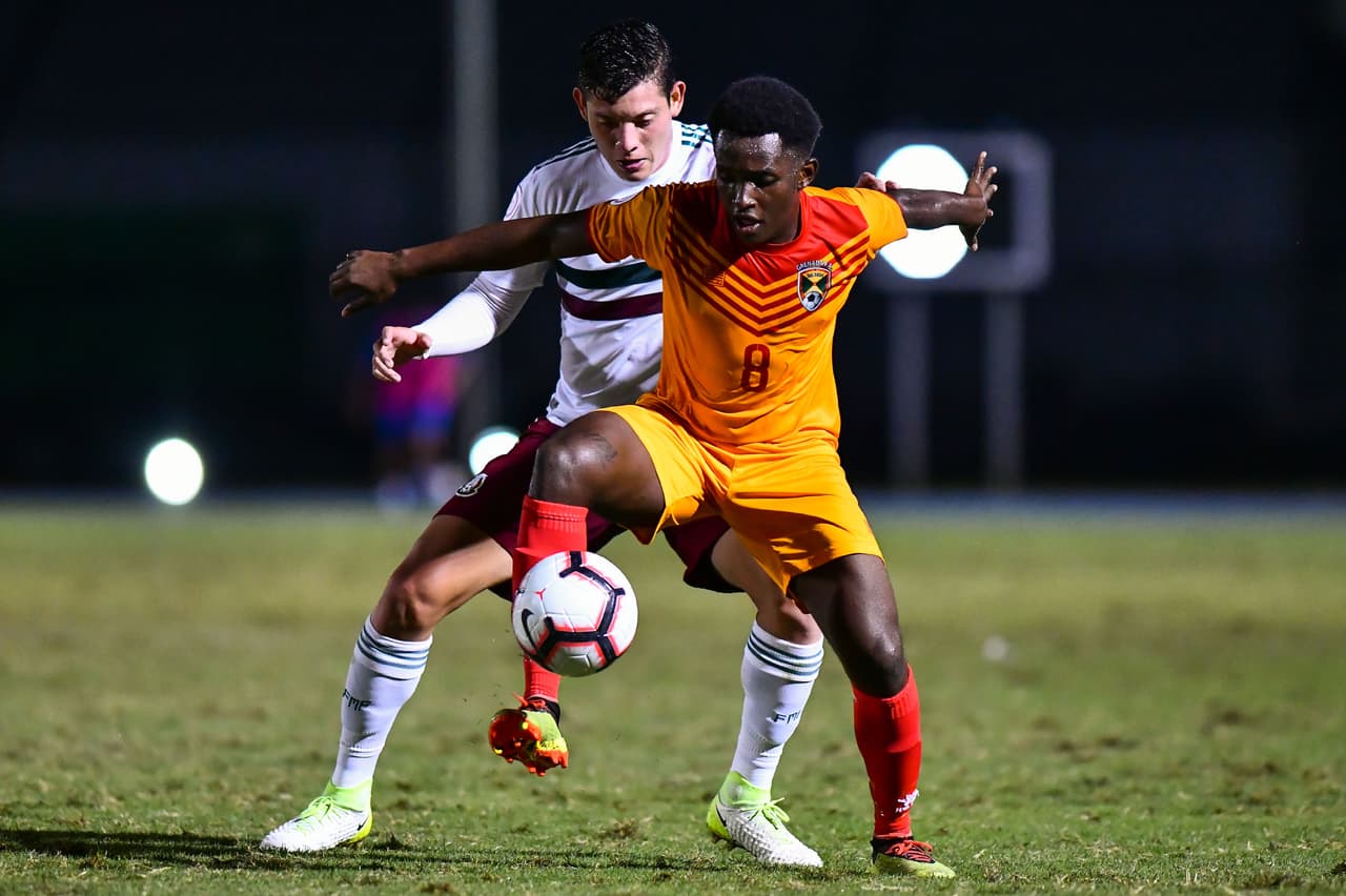 El equipo de Granada, muy limitado en recursos futbolísticos, no podía soportar la presión del Tri. Y a los 30 minutos José Macías, con otro testarazo, amplió la ventaja de México 2-0.