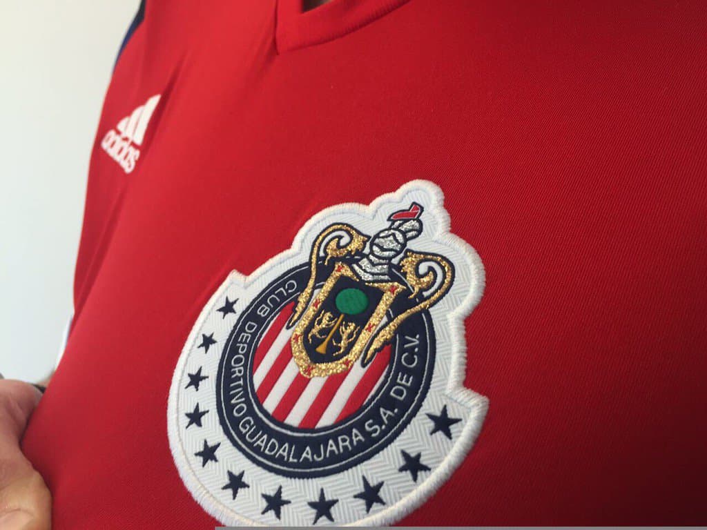 Jugadores de Chivas presumen nuevo uniforme de visitante en redes sociales