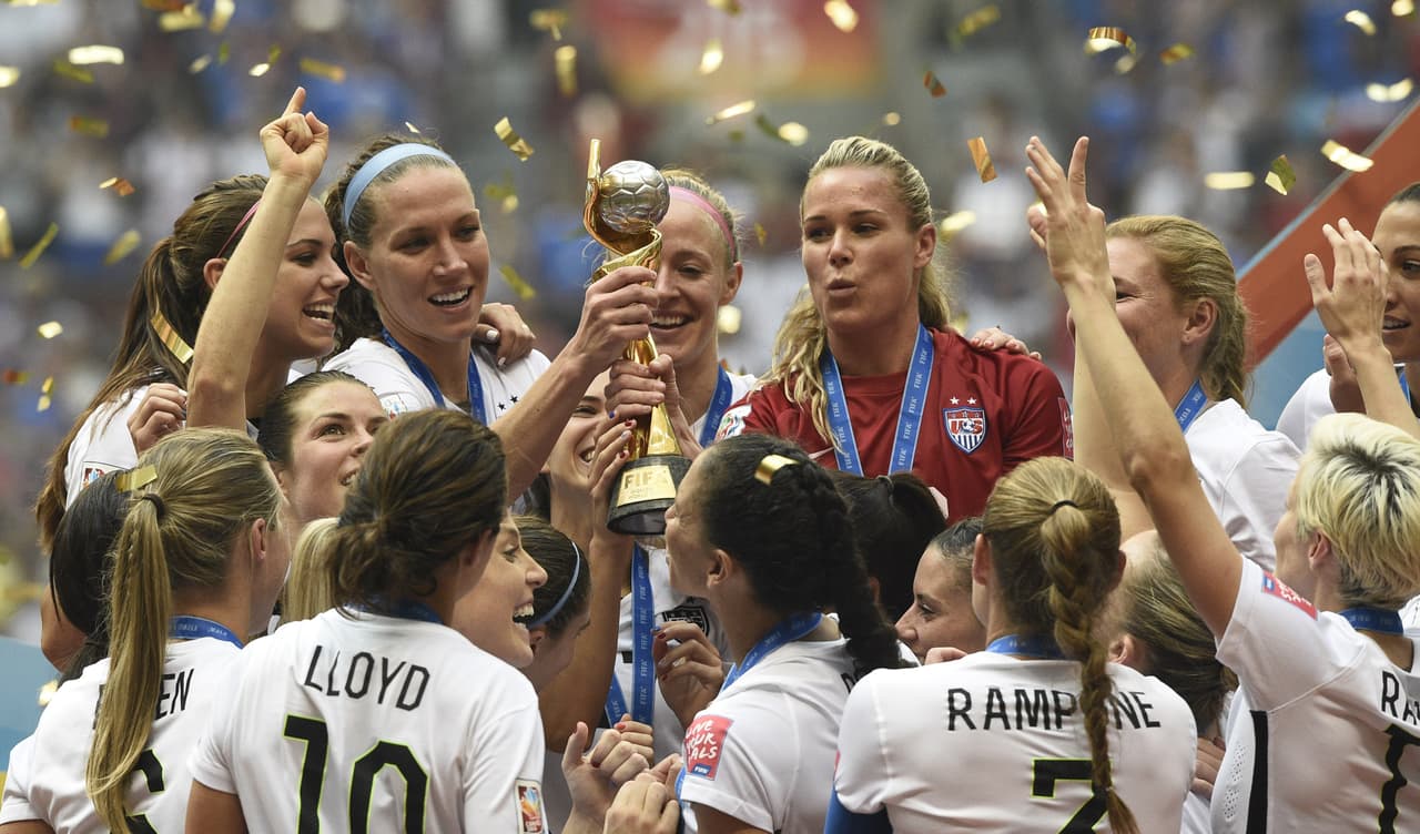 El trofeo de campeonas del mundo, pasó por todas las manos de las futbolistas quienes se encontraban emocionadas por ser parte de la historia del fútbol femenil.