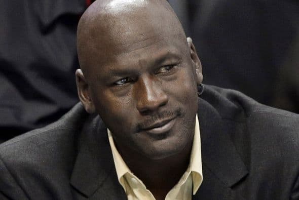 El legendario Michael Jordan sigue incrementando su fortuna que le ha permitido alcanzar los 1.000 millones de dólares y entrar a formar parte en la lista de los hombres más ricos del mundo que cada año da a conocer la revista Forbes. Jordan no ocupa el primer lugar, está situado en el puesto número 1.741, pero lo más importante es que entró por primera vez en la exclusiva lista. A continuación un listado de los más acaudalados.