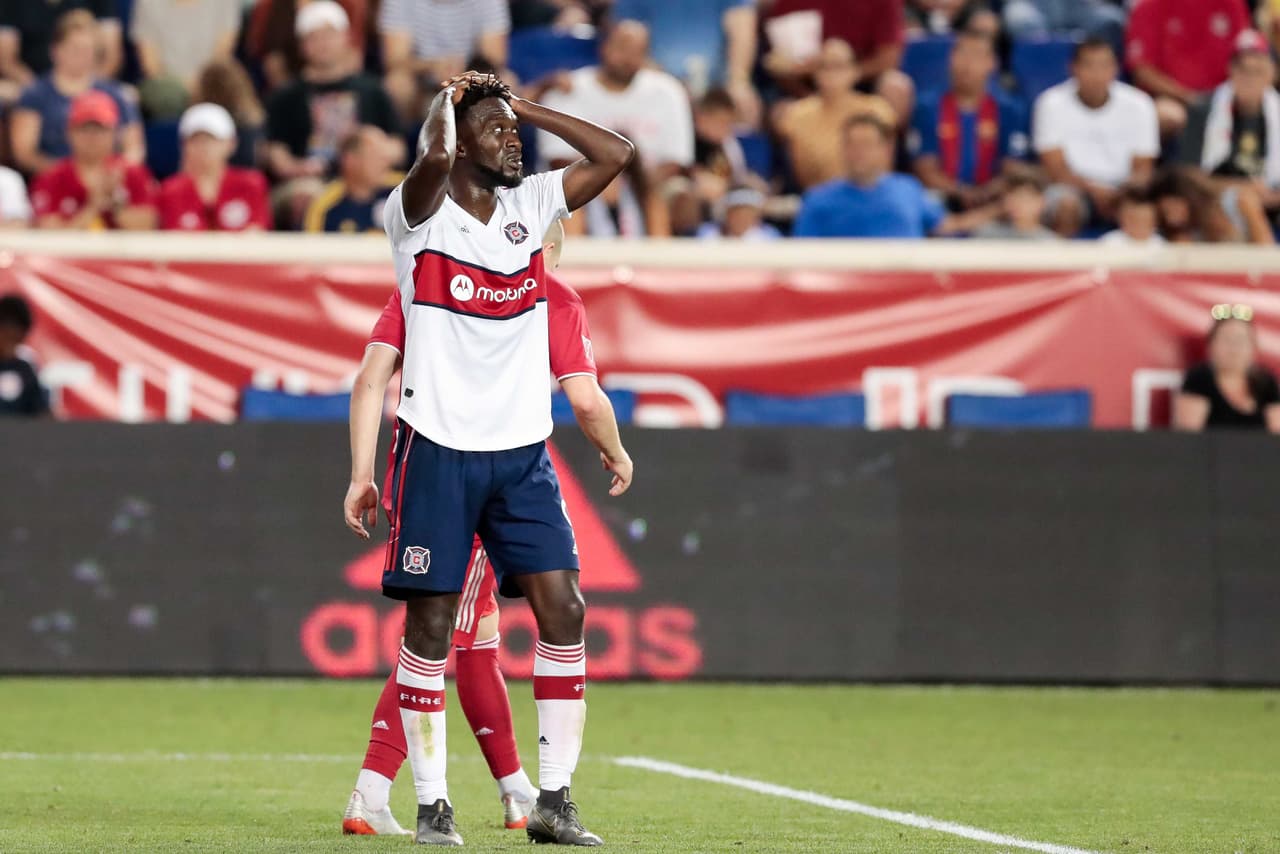 El delantero C.J. Sapong se lamenta de una ocasión perdida para los visitantes.