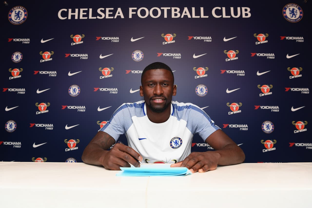 Monchi aprobó la venta del mejor defensa de la Roma al Chelsea: el alemán Antonio Rudiger. Se creyó que sin él, Moreno podría tener más minutos.