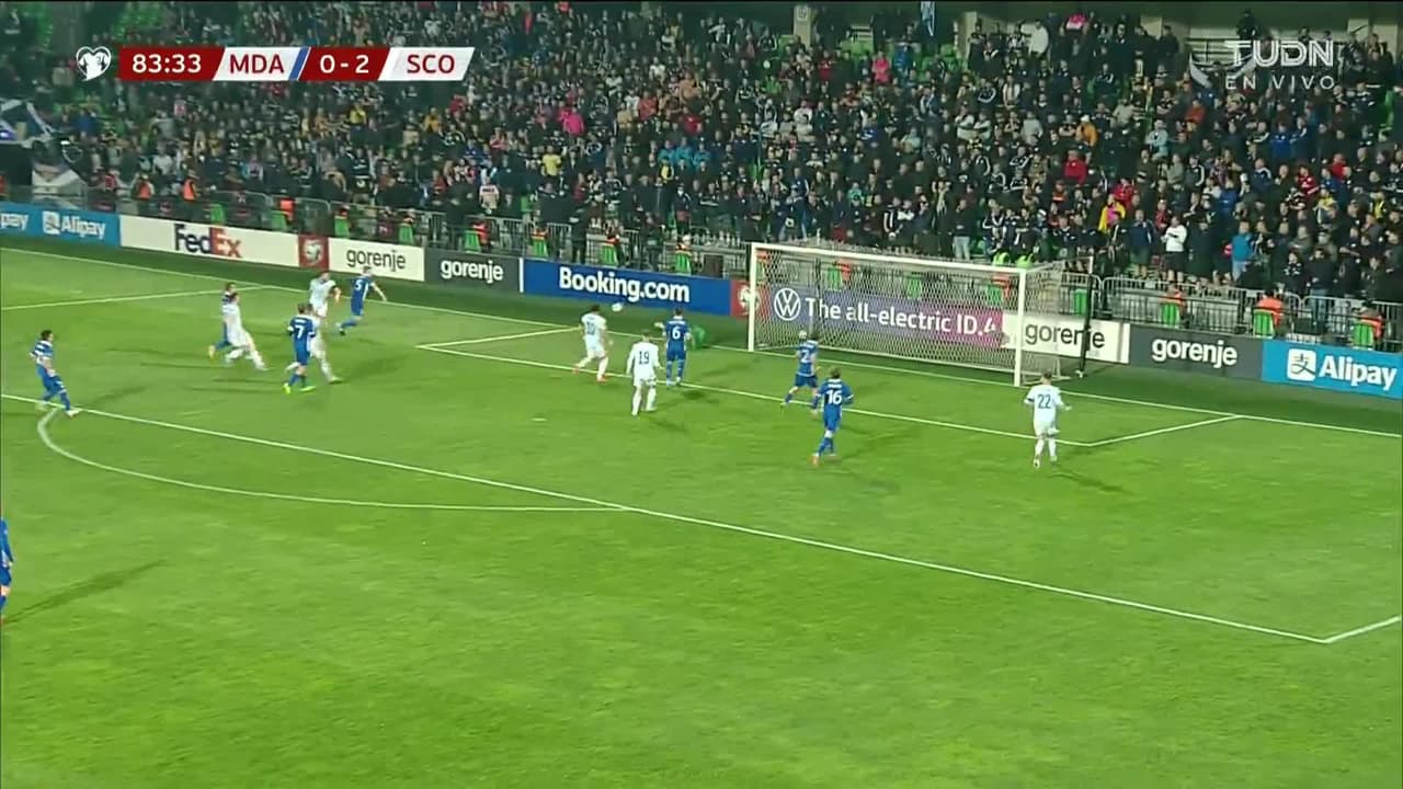 ¡TIRO ATAJADO! disparo por John McGinn.