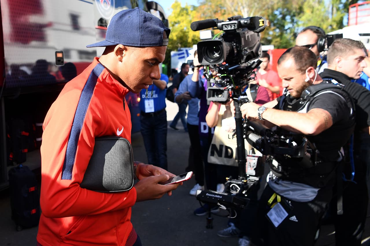 El joven Kylian Mbappé, así como Neymar, fue uno de los más aclamados por la afición parisina que se acercó hasta Dijon.