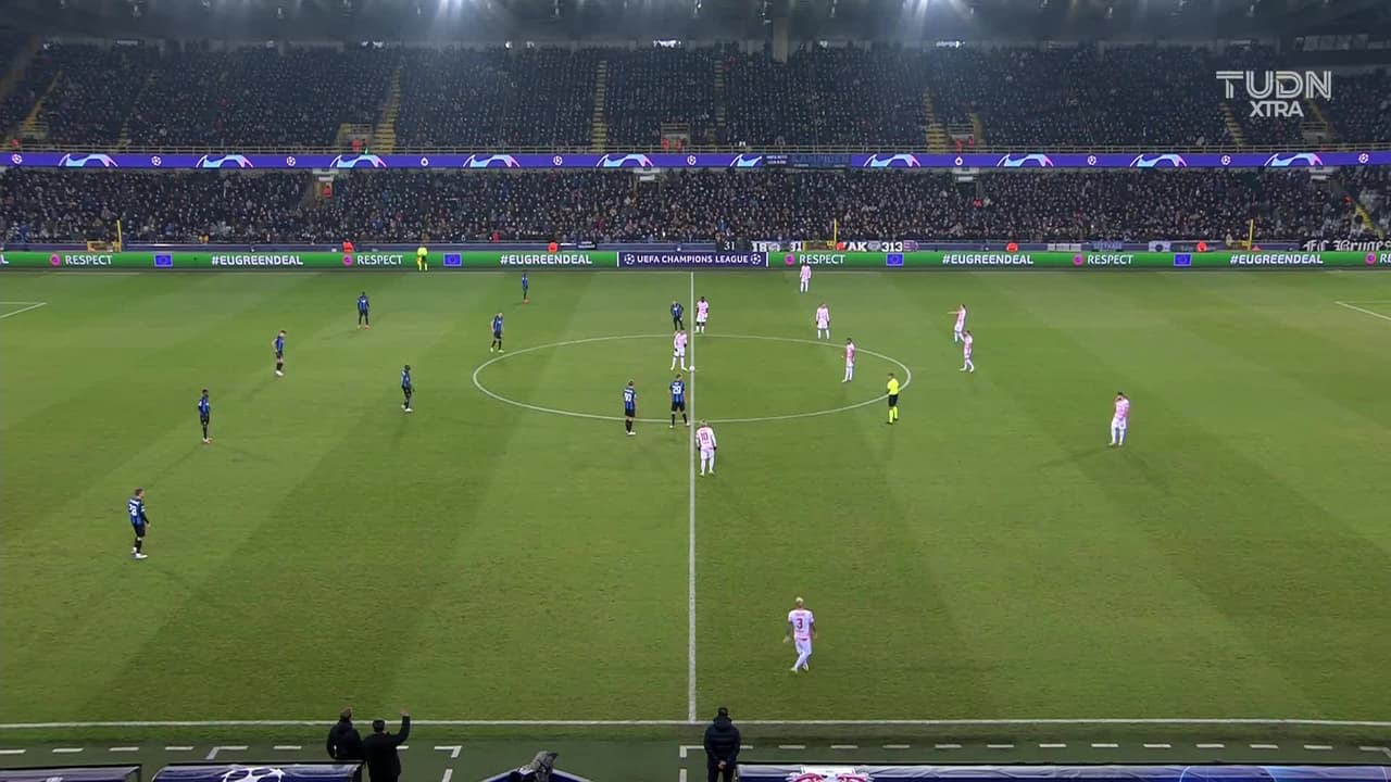 Arranca el partido y la pelota está en juego.