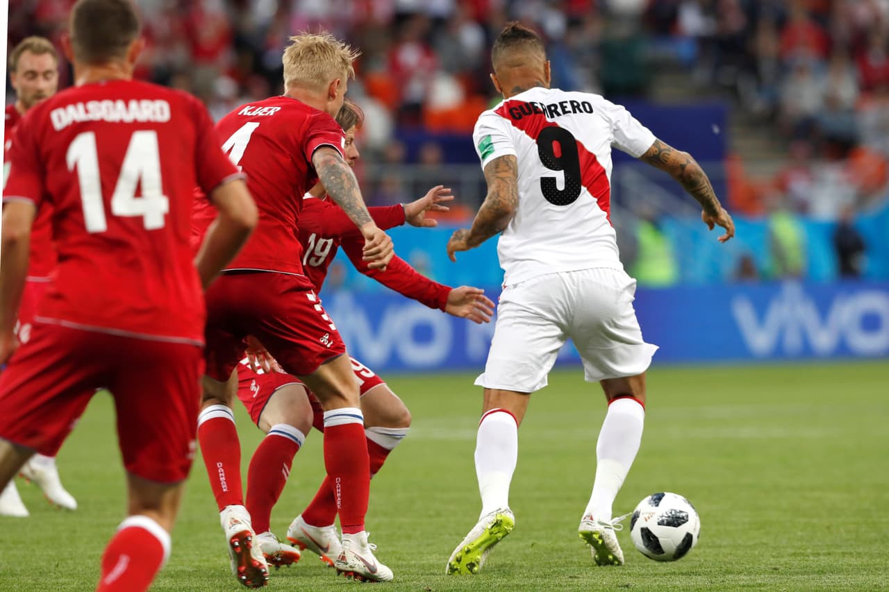 El goleador histórico de Perú jugó aguantando el balón y cediendo para que sus compañeros anotaran, pero ni él ni otro tuvo la contundencia para anotar y empatar el juego.
