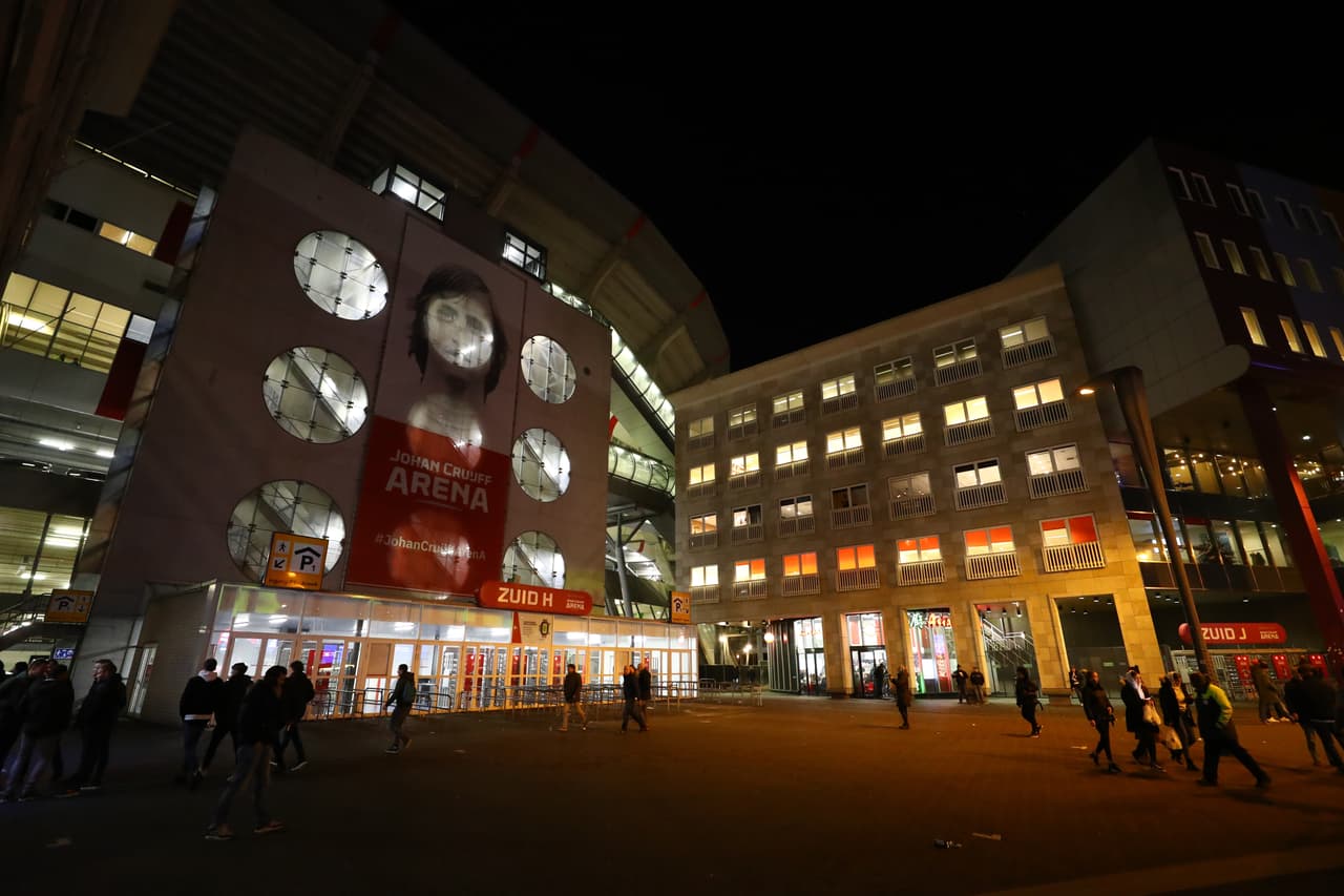 Pese al frío y la noche, en Holanda había expectativa por un buen partido de fútbol.