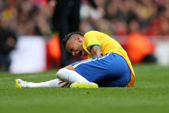 El delantero criticó al árbitro por permitir tantas faltas en el amistoso entre Brasil y Chile