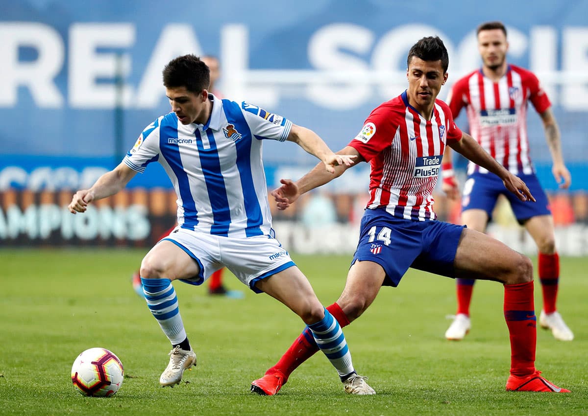 El centrocampista de la Real Sociedad Igor Zubeldia (izquierda) fue uno de los que busco el tanto para el equipo del País Vasco.