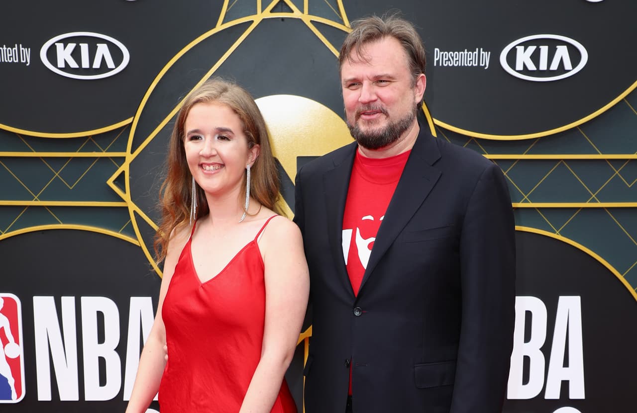 Daryl Morey, Director Genrral de los Houston Rockets, y Ellen, su esposa.