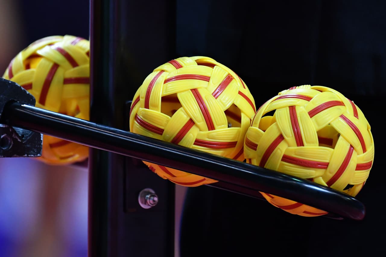 Esta es la peculiar pelota con la que se juega al Sepak Takraw, hecha con fibras de ratán o plástico duro.