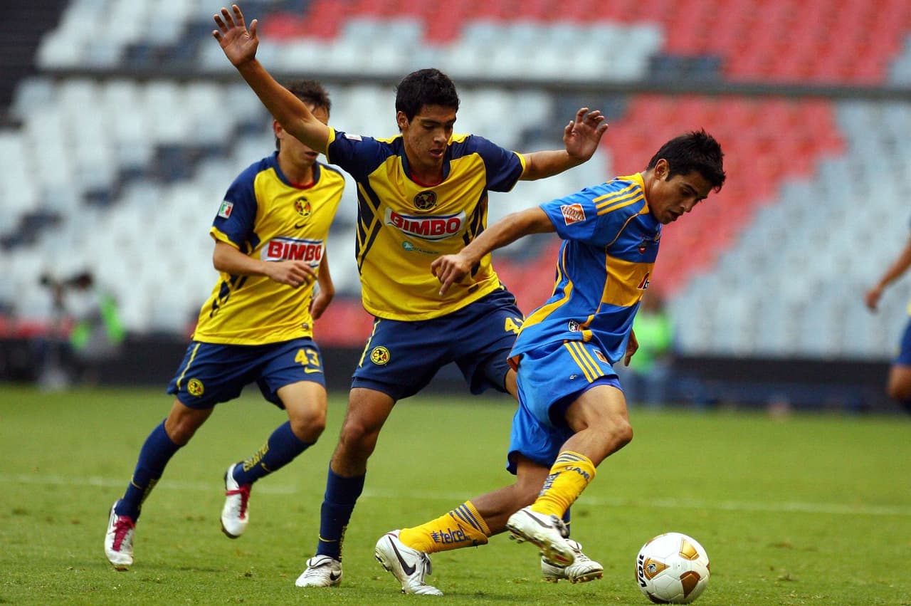 Raúl Jiménez (centro) dio sus primeros pasos con América en la Sub 20 del club y debut en ese club en 2011 con 20 años, antes de comenzar su travesía europea en 2014.