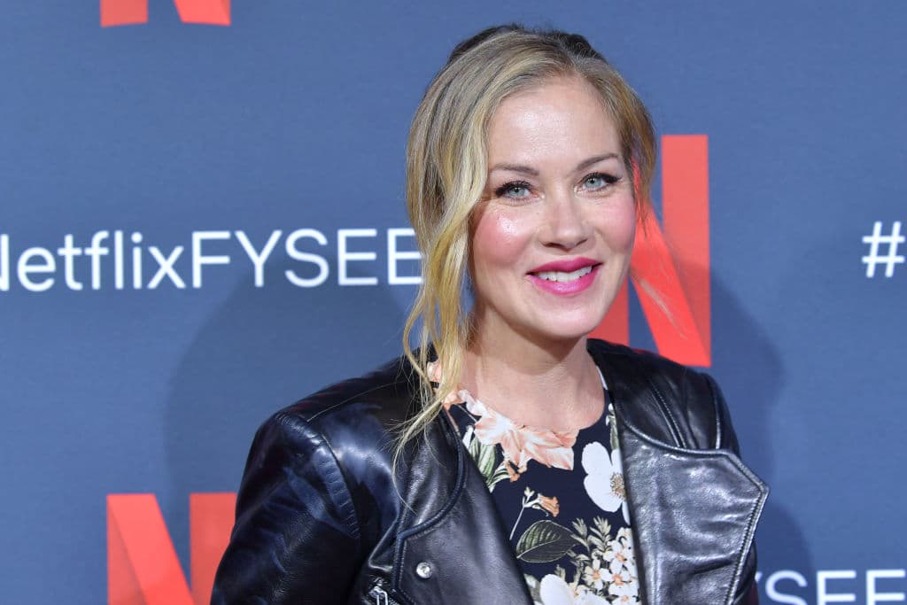 Christina Applegate reveló que le diagnosticaron esclerosis múltiple unos meses antes. "Ha sido un viaje extraño", tuiteó la actriz ganadora del premio Emmy.