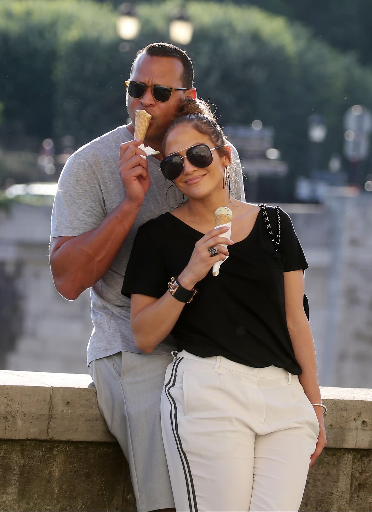 La pareja no reparó en comenzar a compartir momentos para recordar. En junio de 2017, la cantante y el deportista fueron sorprendidos durante sus primeras vacaciones como pareja. Viajaron a París, donde compartieron un helado y pasearon por los lugares más turísticos de la ciudad.