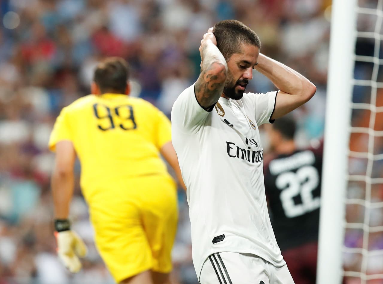 El mediocampista Isco Alarcón lamenta no poder marcar un gol contra el Milan.