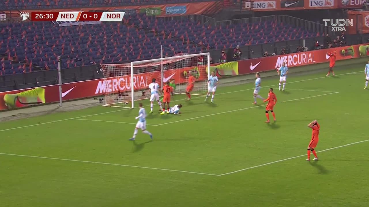 ¡TIRO ATAJADO! disparo por Memphis Depay.