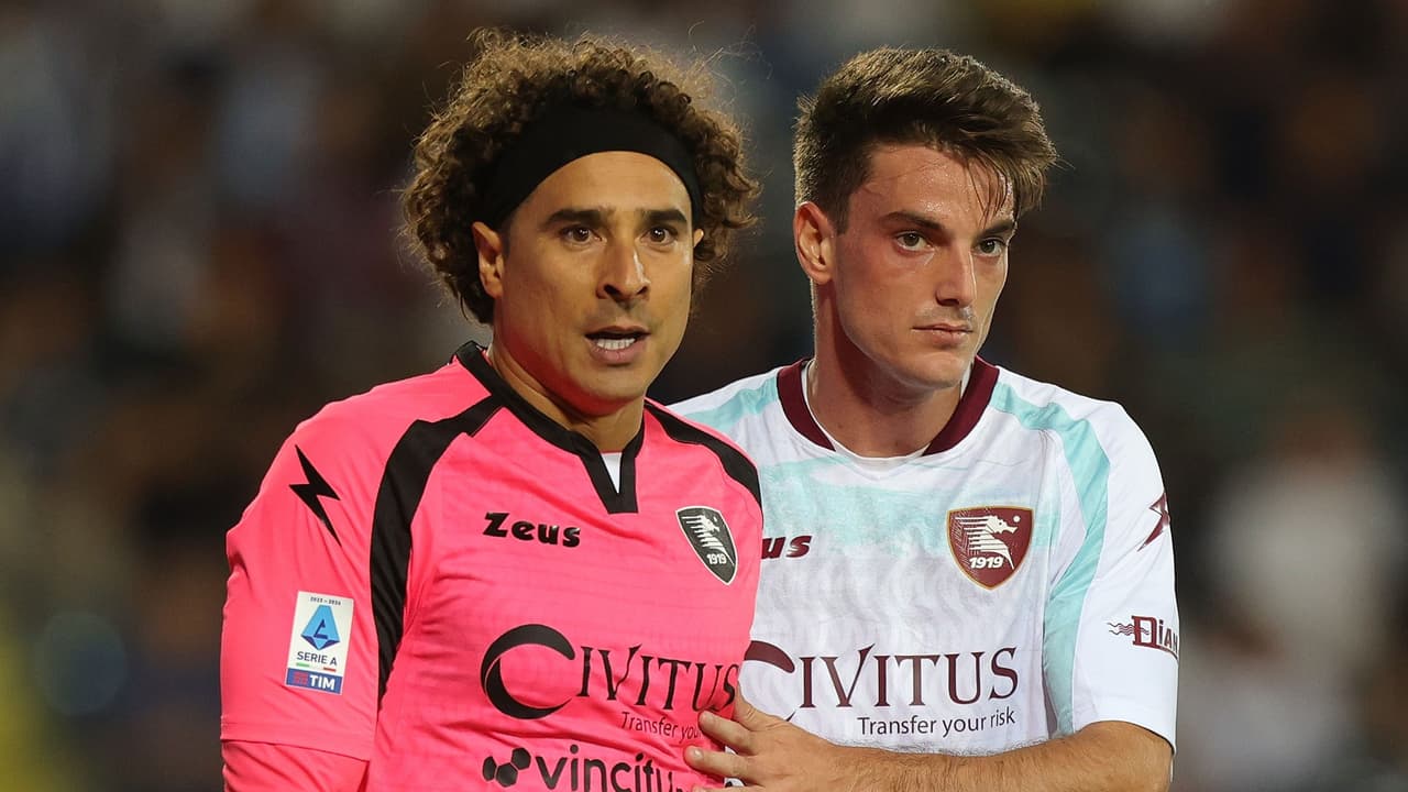 Ochoa explota contra el arbitraje italiano tras derrota ante Napoli