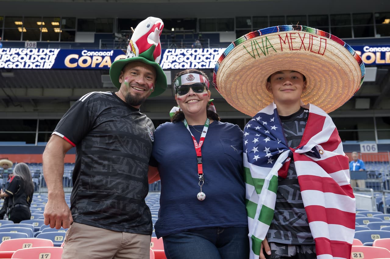 La afición mexicana llegó desde temprano para apoyar a la Selección Mexicana en su partido por la Copa Oro ante Canadá en Broncos Stadium en Denver. Como siempre, los seguidores del Tricolor le ponen un sabor especial a los partidos con su colorido, sus pancartas y las ocurrencias en la tribuna.