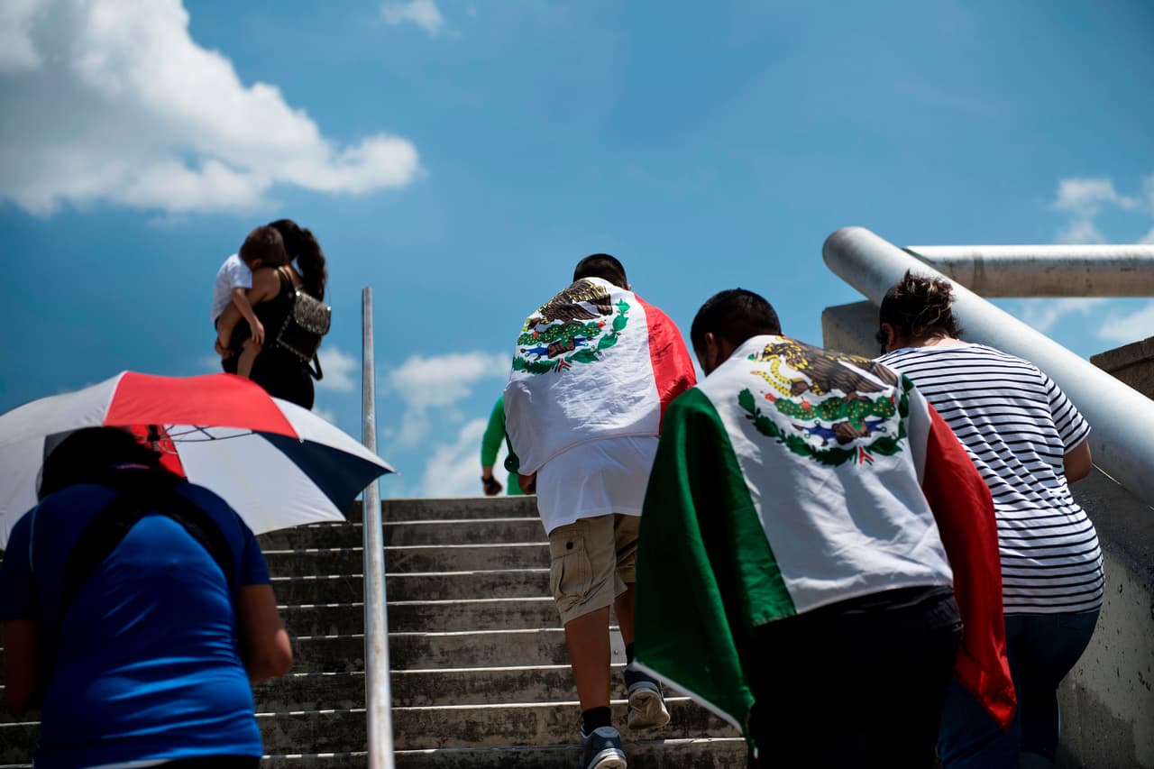 Poco a poco fueron llegando los aficionados mexicanos al estadio texano.