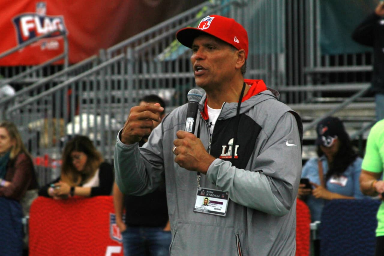 Anthony Muñoz, miembro del Salón de la Fama desde 1998, compartió su experiencia con niños y jóvenes de Houston en el lunes previo al Super Bowl LI.