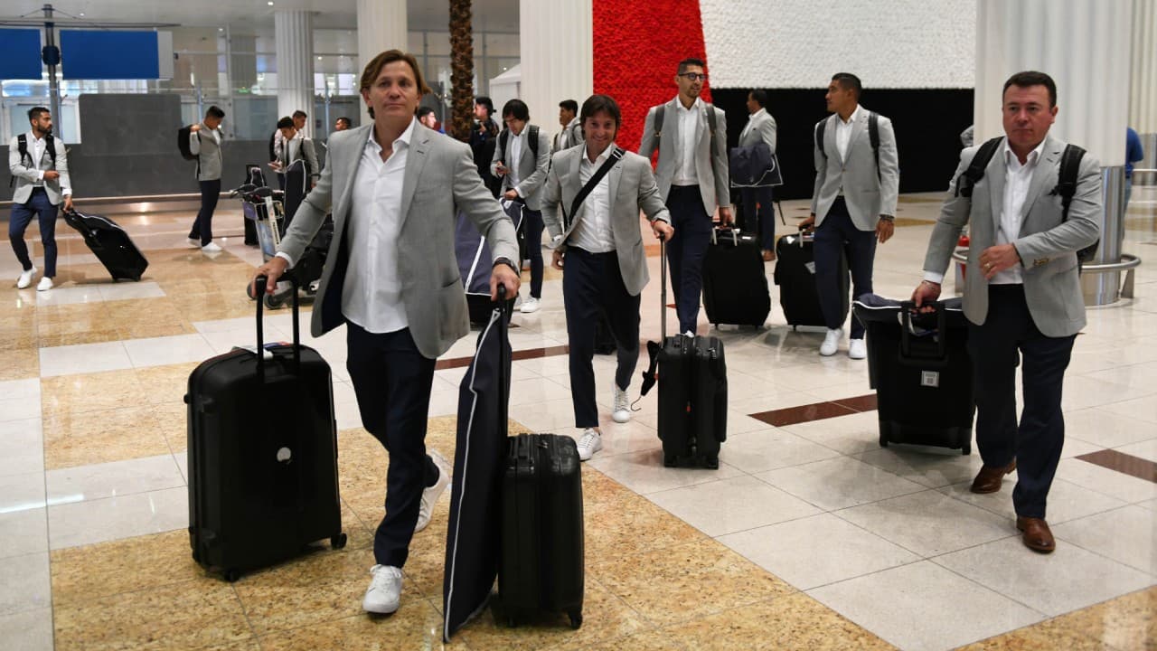 (izq.) Claudio Arzenocomo auxiliar ttécnico de Pachuca a la llegada al Mundial de Clubes Emiratos Árabes Unidos 2017.