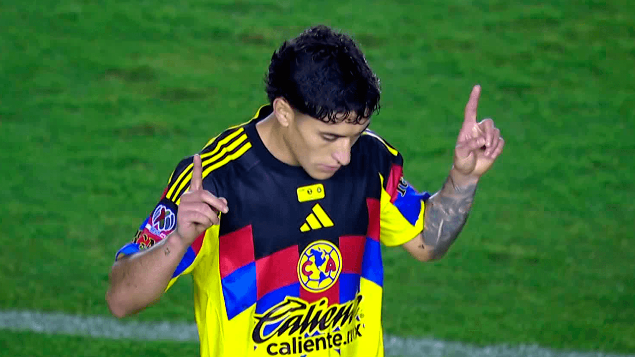 ¡Dramático final! Zendejas cobra un tiro libre de forma espectacular y acorta distancias