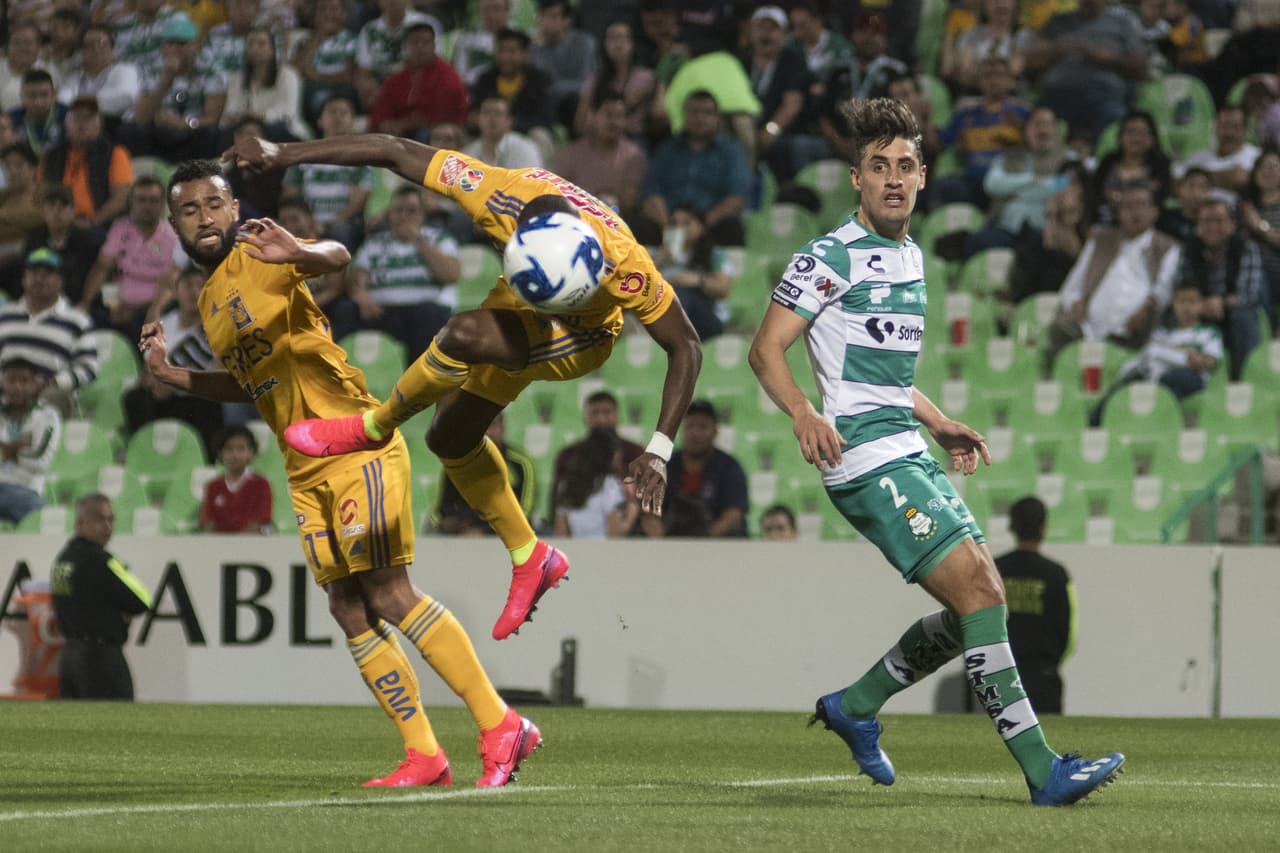 Enner Valencia tuvo esta oportunidad que se estrelló en el palo. Fue una de las dos jugadas que reventaron el metal de los laguneros.