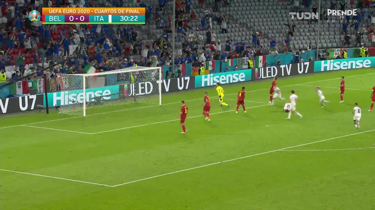 ¡GOL!  anota para Italia. Nicolò Barella