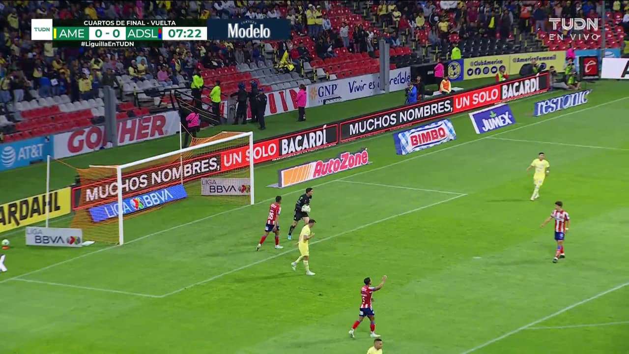 ¡TIRO ATAJADO! disparo por Diego Valdés.