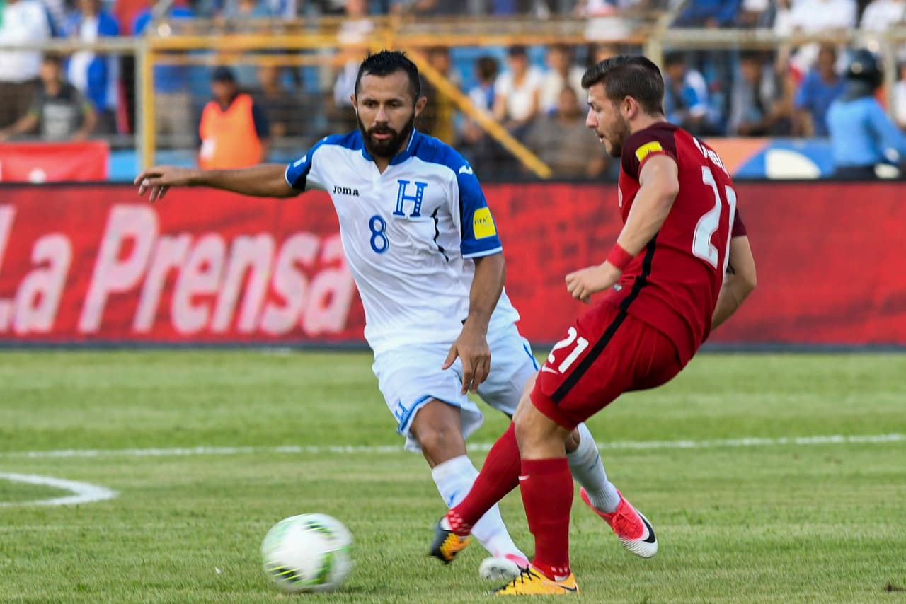 USA's Paul Arriola (R) passes the ball as Honduras' Alfredo Mejia looks on during their 2018 World Cup qualifier football match in San Pedro Sula, Honduras, on September 5, 2017. / AFP PHOTO / Orlando SIERRA (Photo credit should read ORLANDO SIERRA/AFP/Getty Images)