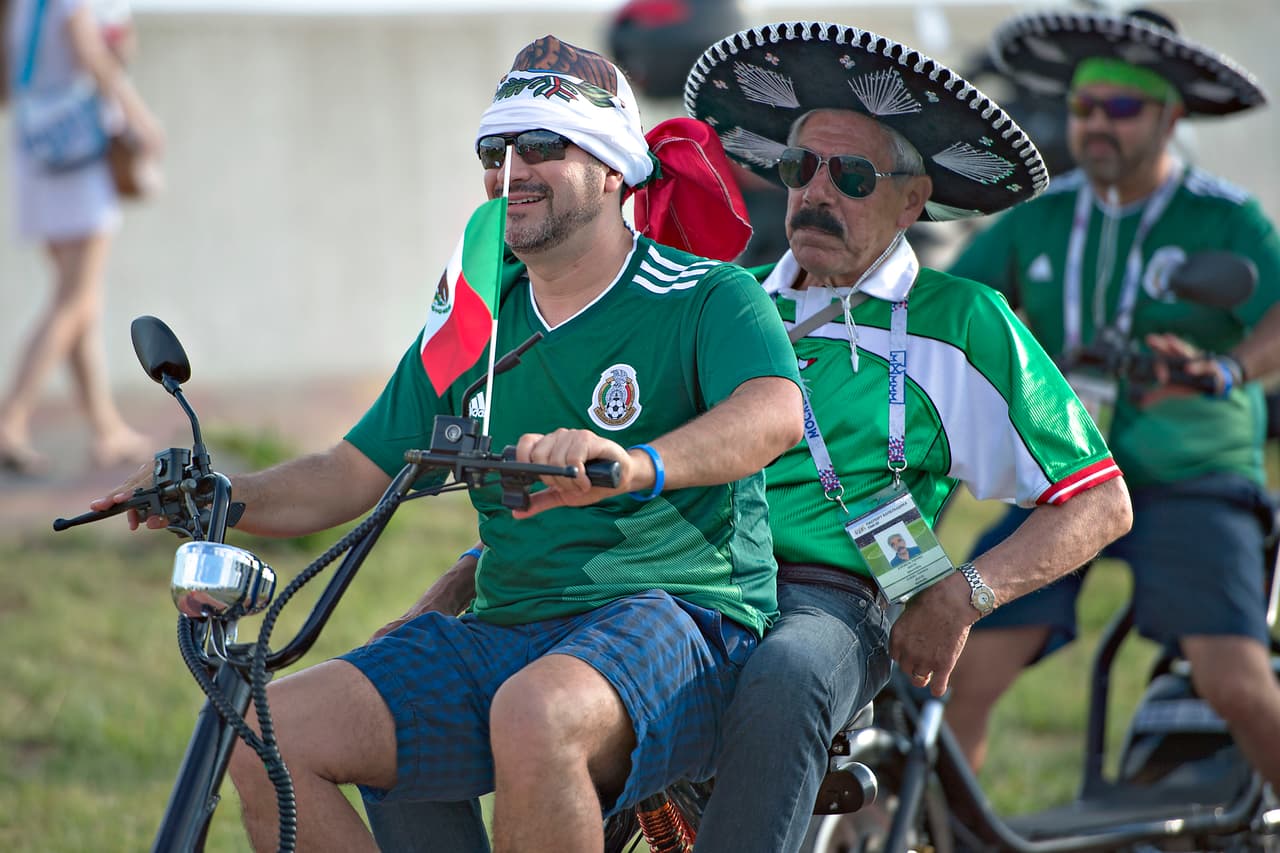 Sombreros de mariachis, camisetas de la selección, banderas, pañoletas, todo para estar a tono con el partido.