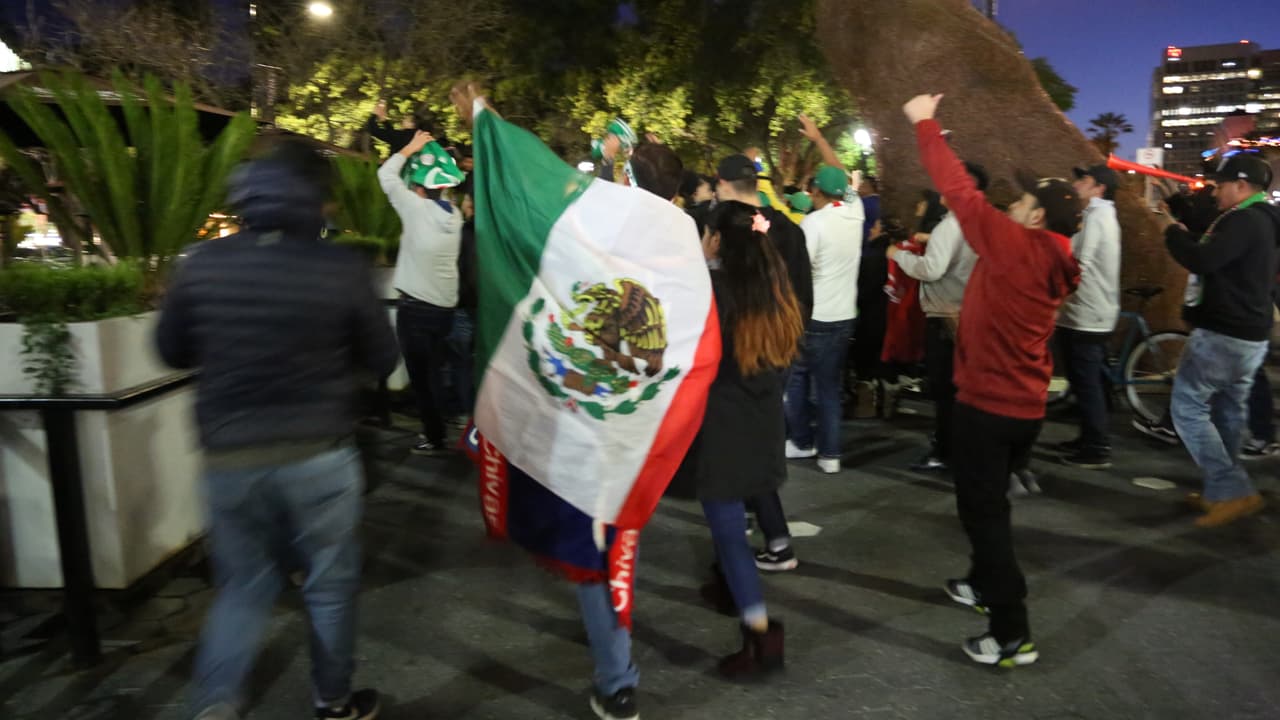 Todas las miradas se levantaban hacia el piso en el que los jugadores podían aparecer con la intención de que escucharan la 'serenata'.