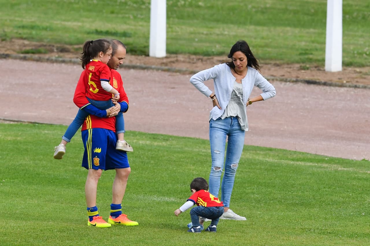 Andrés Iniesta y Anna Ortíz - Llevan juntos desde el 2007 y en el 2012 se casaron. En junio de este año cumplirán 9 años de relación. Son padres de dos hijos.