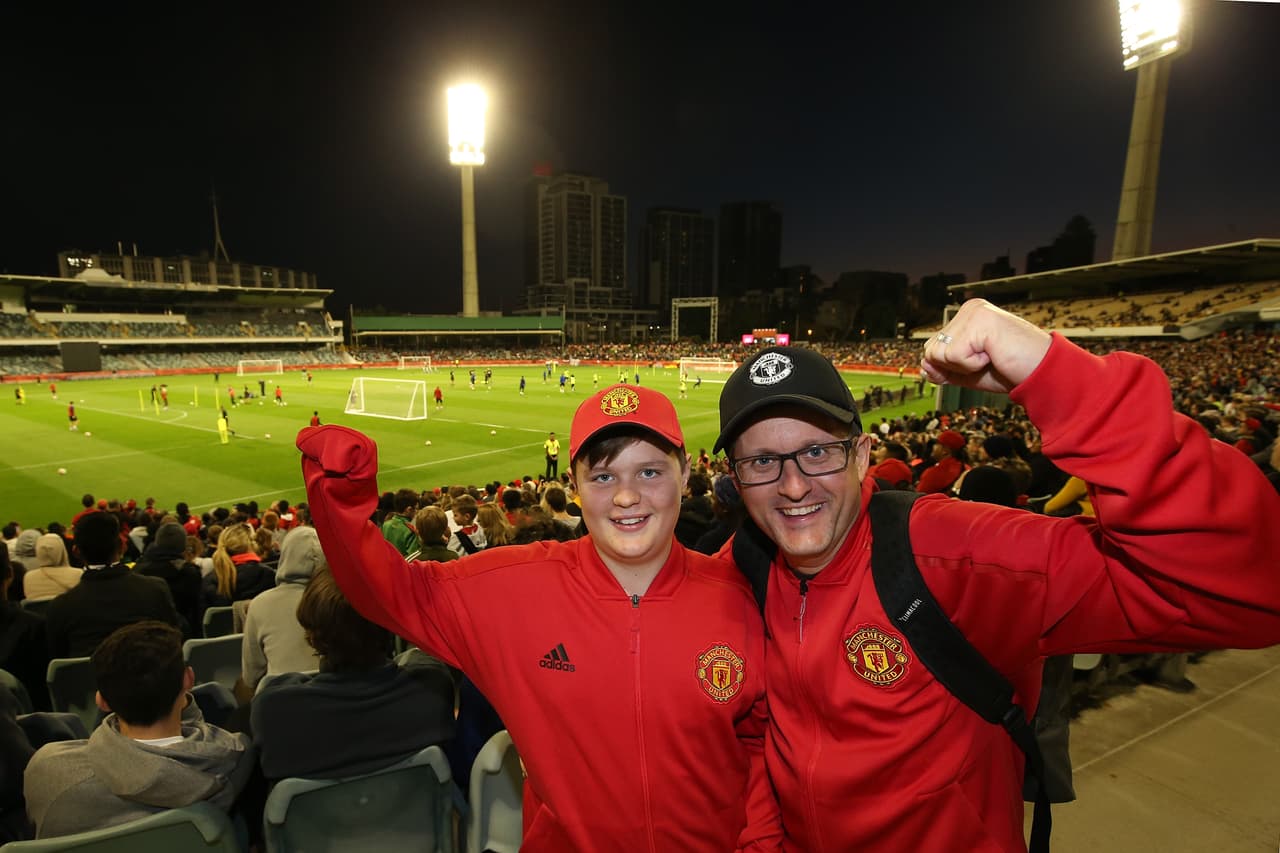 Manchester United entrenó este jueves a puertas abiertas en Perth, Australia, para tener contacto con los cientos de aficionados que llegaron hasta el WACA Ground. Paul Pogba, aún sin definir su futuro, fue uno de los más aclamados tomándose fotos y firmando autógrafos a quienes se lo pidieron. Los Diablos Rojos enfrentarán al Perth Glory y al Leeds United en esta gira por suelo australiano.