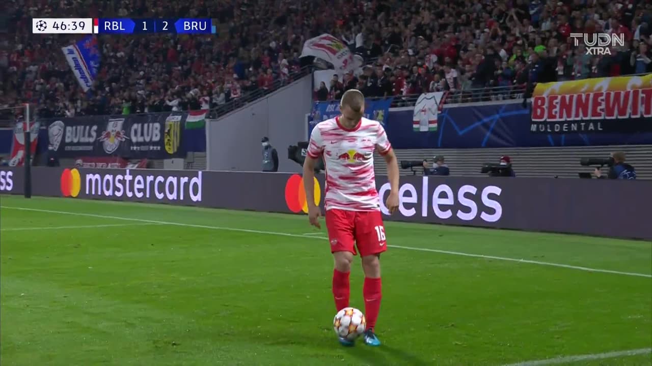 ¡TIRO ATAJADO! disparo por Yussuf Poulsen.