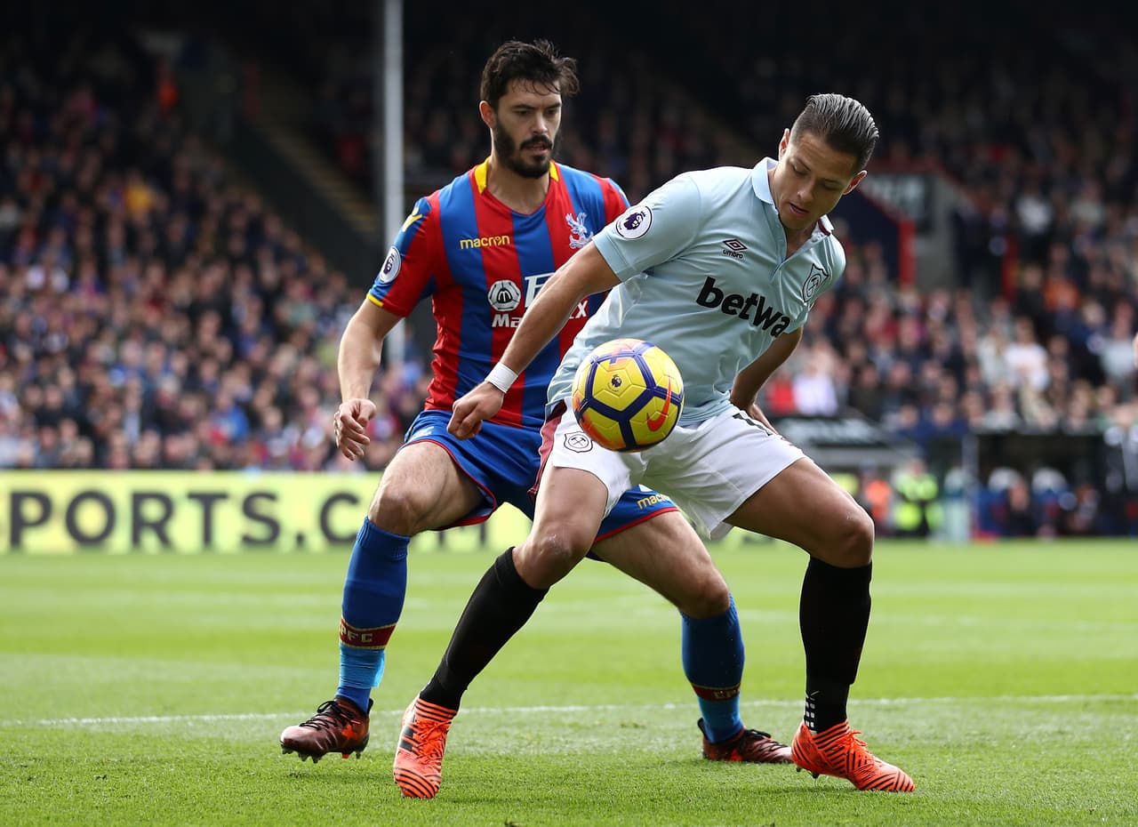 El mexicano Javier 'Chicharito' Hernández volvió a ser titular como único delantero, por la ausencia de Andy Carroll, quien está sancionado.