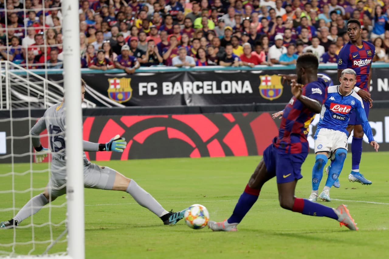 Barcelona gana pese a un autogol