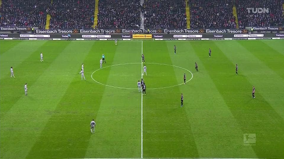 Arranca el partido y la pelota está en juego.