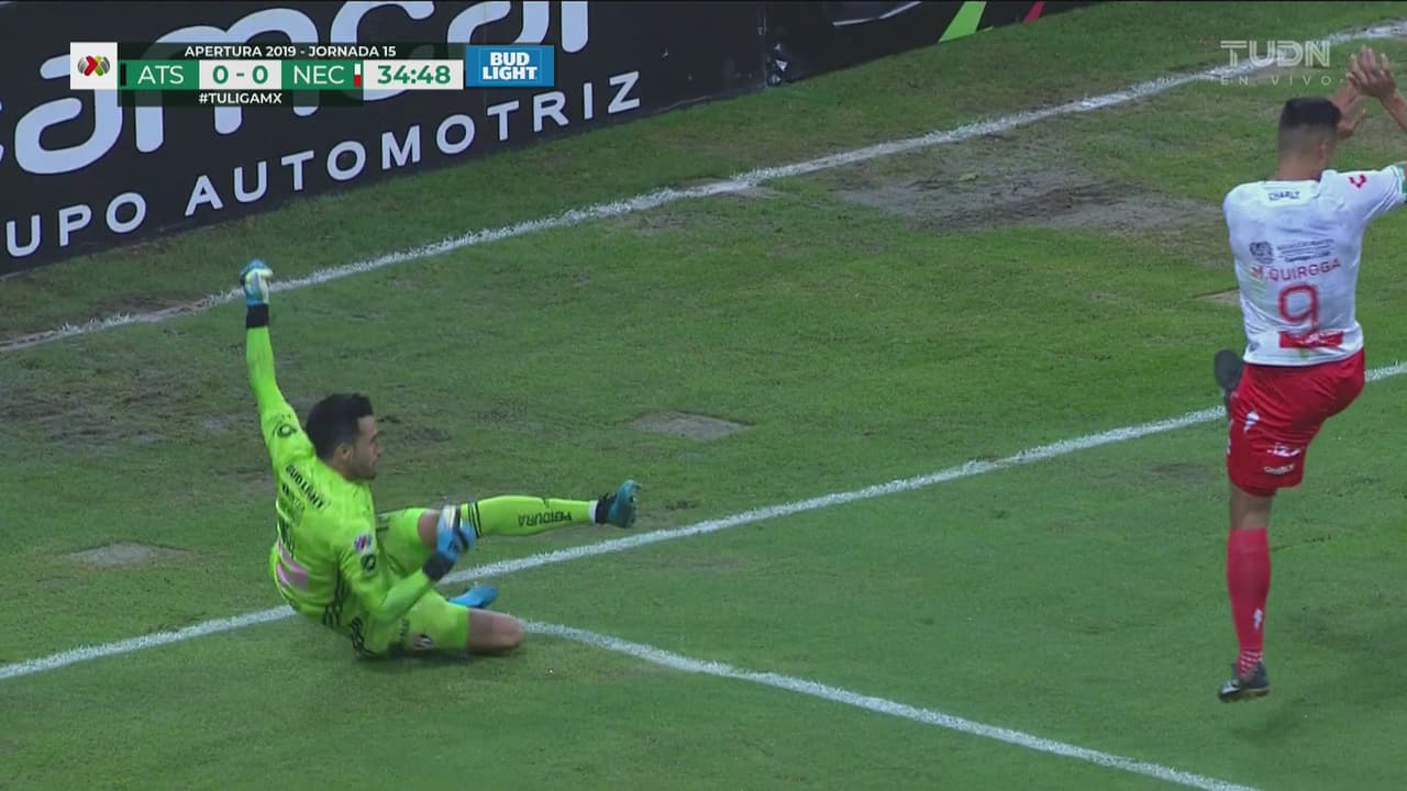 ¡Osote de Camilo Vargas! Se resbala el portero del Atlas y casi le regala un gol al Necaxa