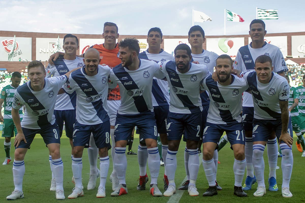 Los jugadores del Puebla posaron antes del inicio del partido.