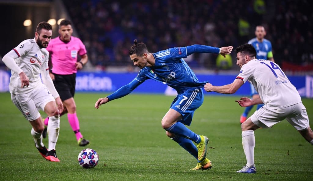 Dubois se resiste a perder el duelo con CR7 y lo jala de la camiseta pero el portugués ya va a velocidad y no lo para nadie.