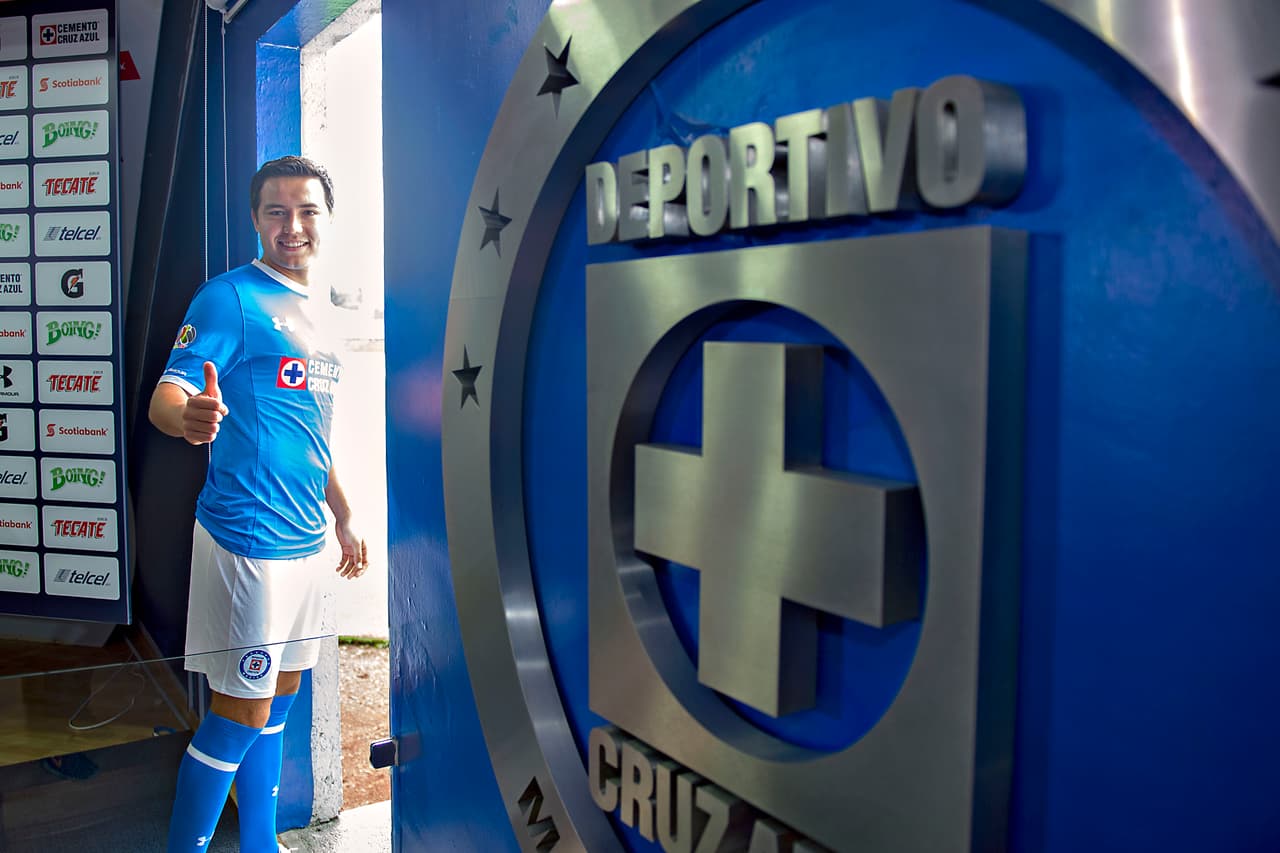 Tras una muy discreta temporada con Houston Dynamo entre 2015 y 2016, con 11 partidos y ningún gol, Torres llegó a reforzar durante un semestre a Cruz Azul.